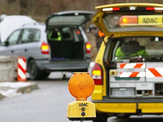 Počet výjazdov nemeckého ADAC-u k bezradným motoristom vlani v medziročnom porovnaní stúpol. Poruchám priamo na ceste sa nevyhli ani elektromobily.