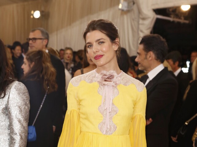Členka monackej kráľovskej rodiny Charlotte Casiraghi v kreácii Gucci. 