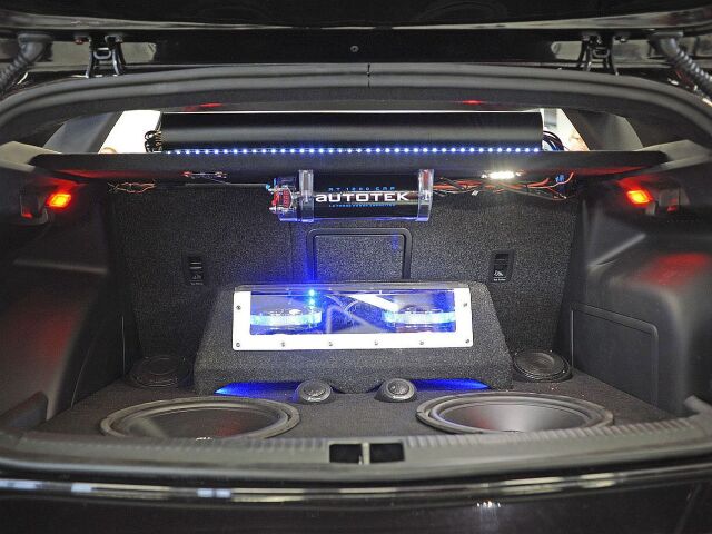 Do kufra toho veľa nenaložíte. Je tu aparatúra s výkonom 1 800 W, 400 wattový subwoofer a v interiéri 14 reproduktorov.