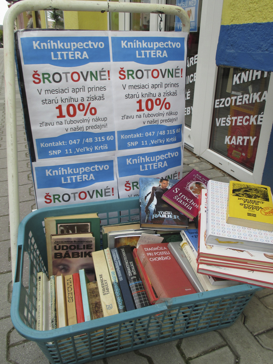 O akcii šrotovné na knihy kníhkupectvo informovalo aj touto reklamou na chodníku pred predajňou.