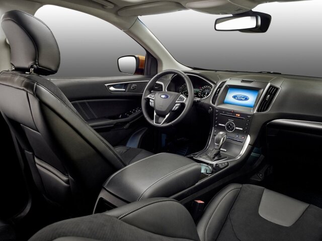 Interiér má autonómnu palubnú dosku, jednotlivé moduly však pochádzajú z nového Mondea. Vrátane rozhrania Sync 2 s 8-palcovým monitorom.