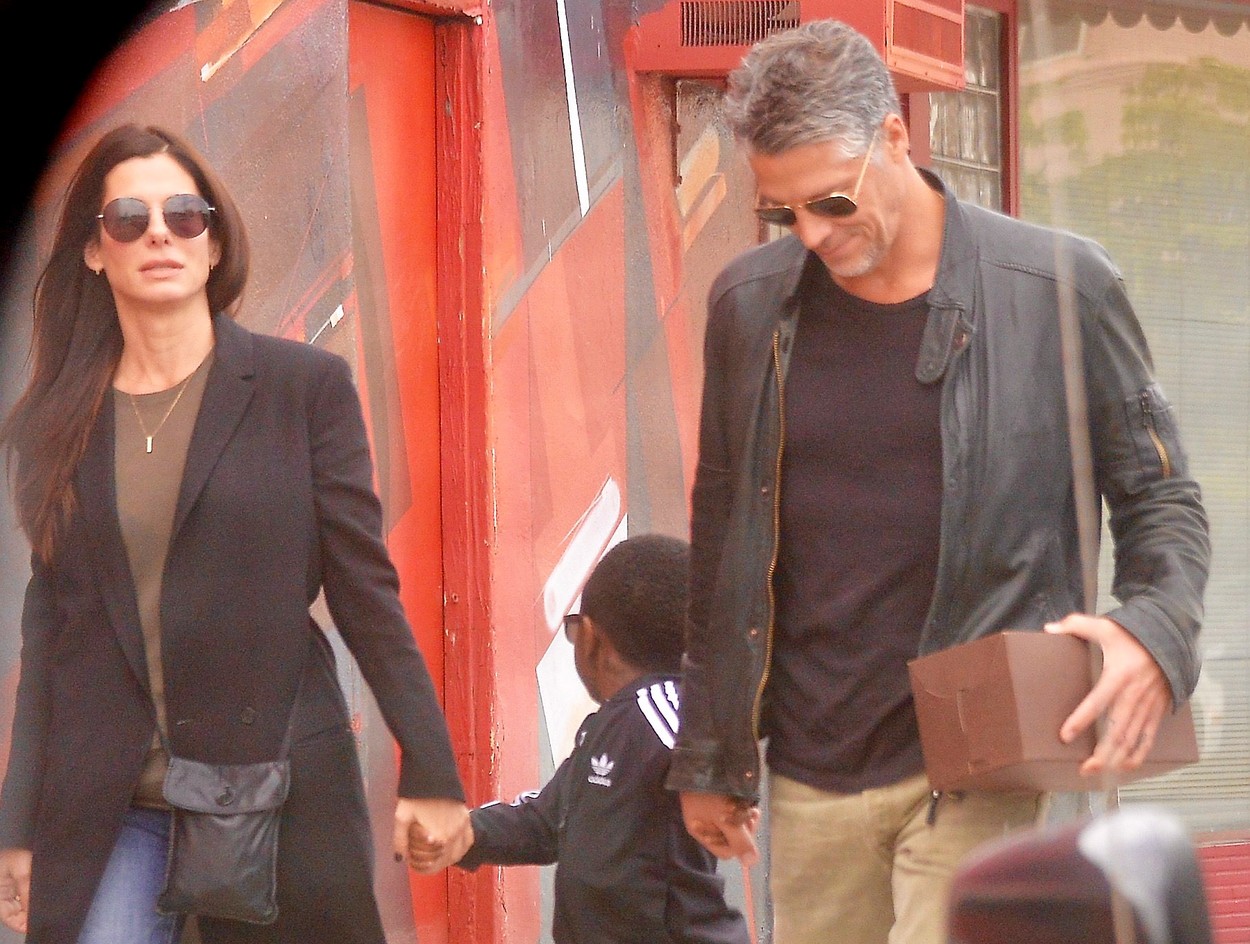 Sandra Bullock so synom Louisom a partnerom, Bryanom Randallom.