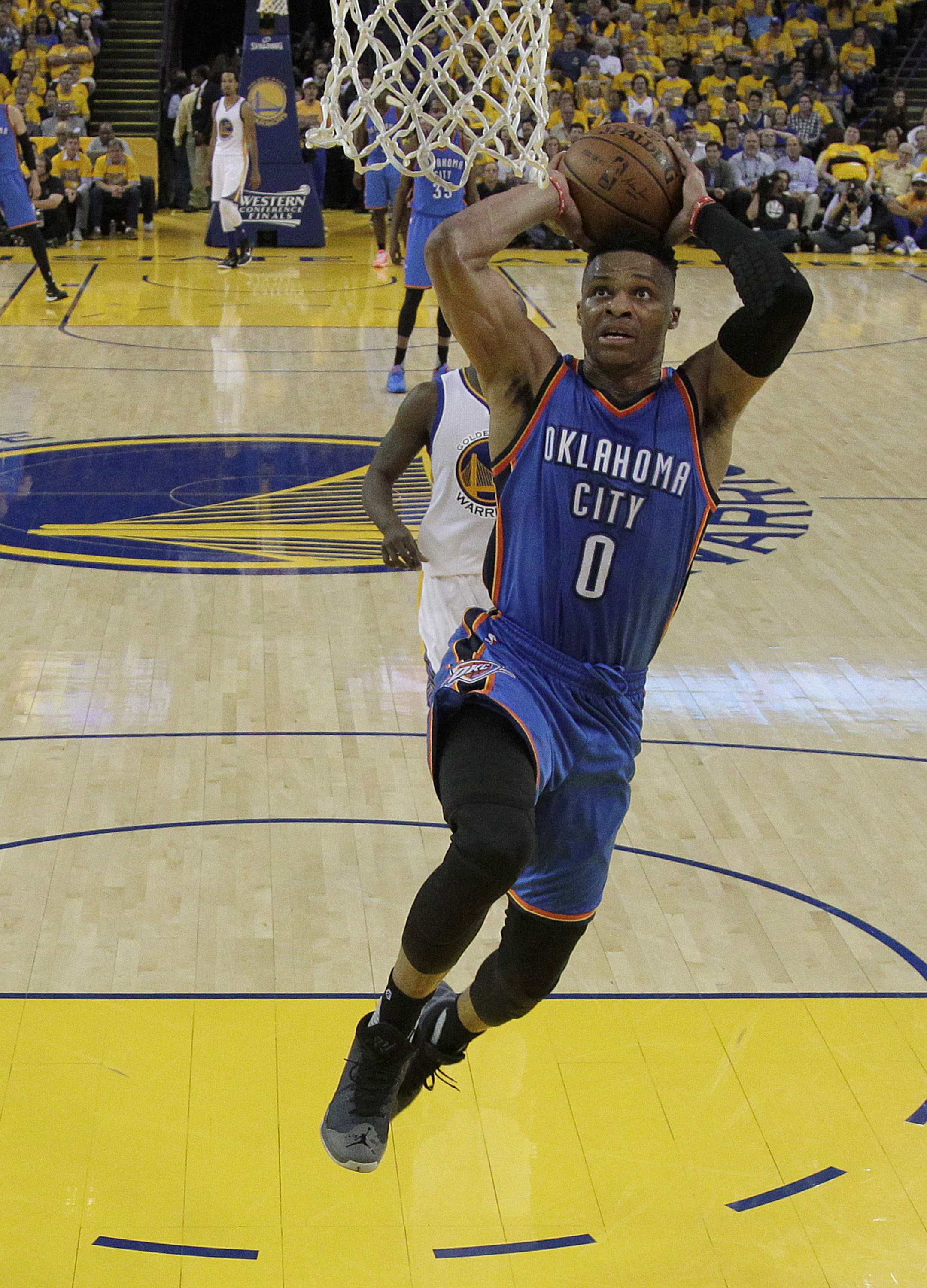 Russell Westbrook zakončuje jednu z akcií Oklahomy.