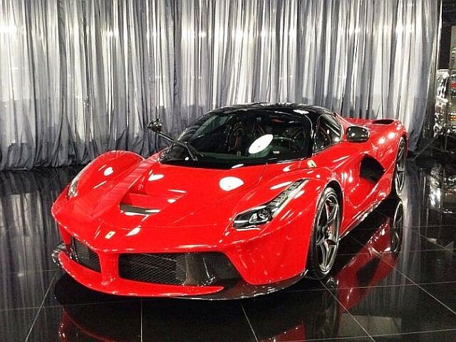 Okrem veteránov tu nájdete aj nové exkluzívne kúsky. Napríklad tento hybridný hyperšport Ferrari LaFerrari.