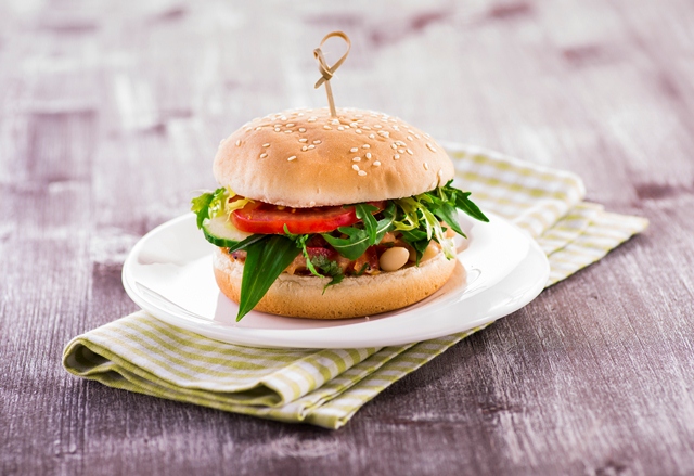 Vegetariánsky burger s paradajkovou salsou a bielymi fazuľami.
Recept podľa Penam.