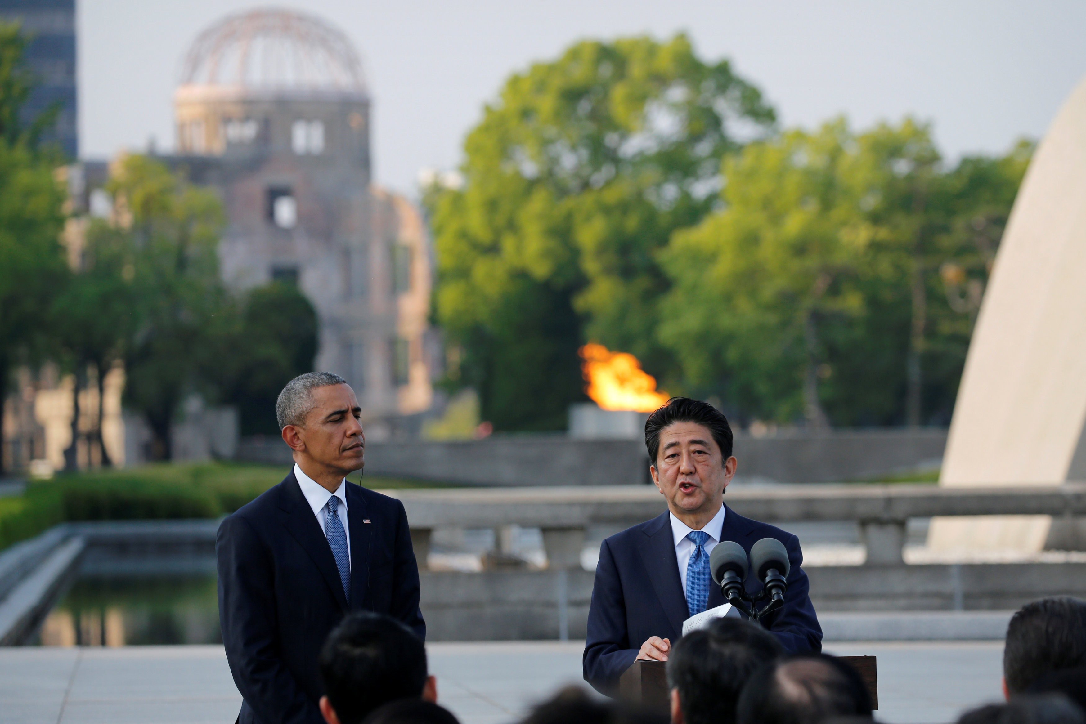Americký prezident Barack Obama a japonský premiér Šinzó Abe potom, ako položili vence k pomníku v Hiroshima Peace Memorial Park v Hirošime.