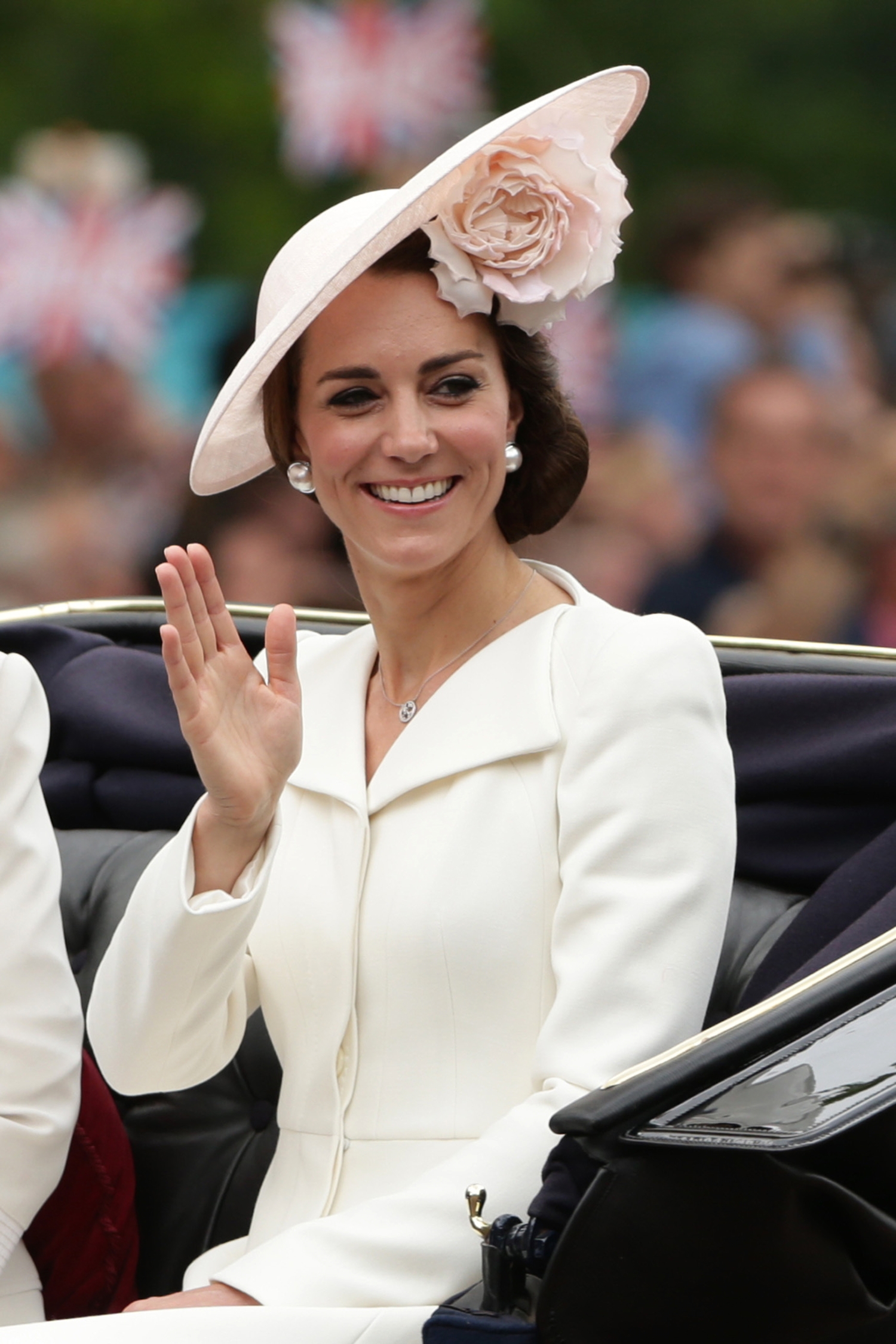 Vojvodkyňa Catherine z Cambridge prichádza na oslavu 90. narodenín britskej kráľovnej Alžbety. V kreácii od Alexandra McQueena a klobúku od Philippa Treacyho.