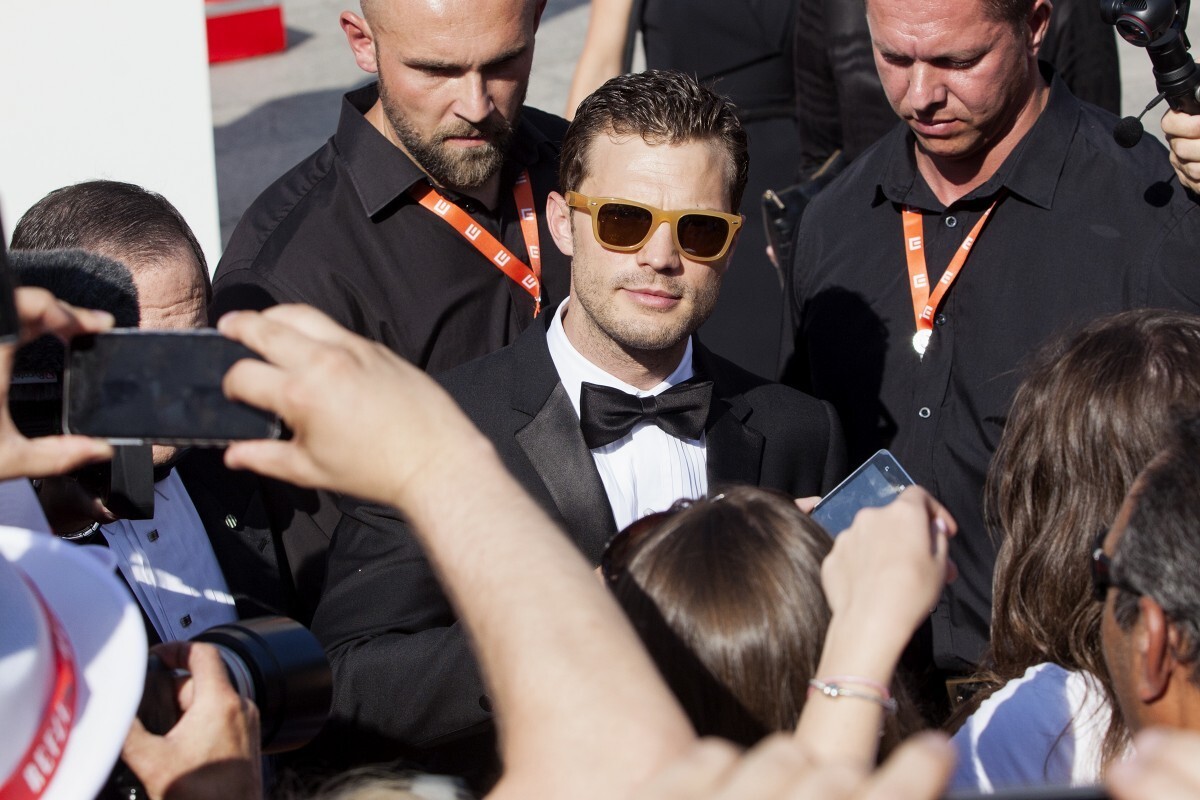 Herec Jamie Dornan mal na červenom koberci dobrú náladu. 