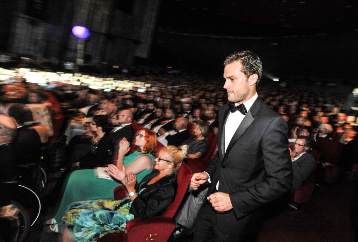 Herec Jamie Dornan mal na červenom koberci dobrú náladu. 