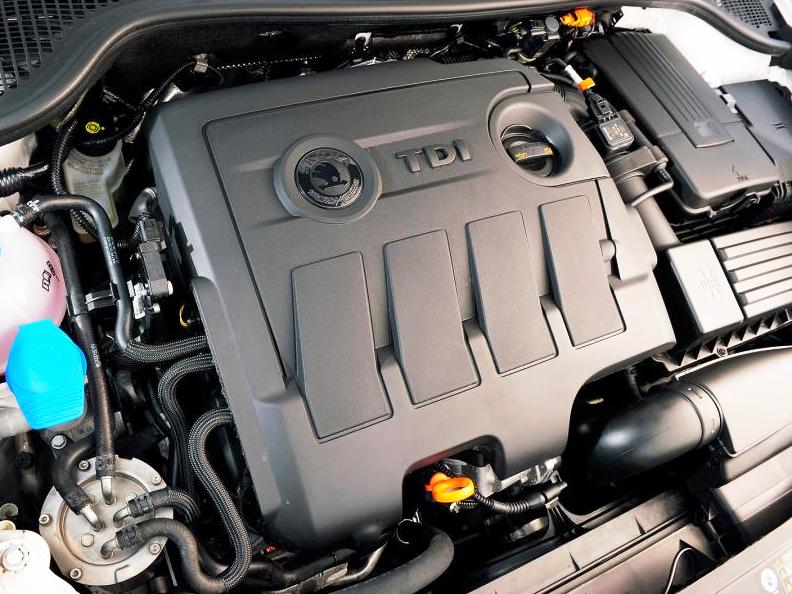 Aféra Dieselgate a reštrikcie voči naftovým autám sa prejavili v prudkom poklese ich predaja. Je najnižší od roku 2009.