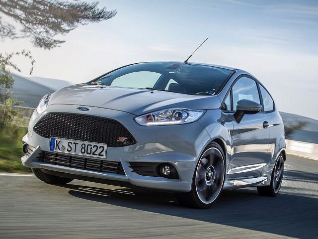Fiesta ST200 dostala špeciálny lak Storm Grey a matné 17-palcové disky s leštenými ráfikmi. O jej adrenalínovej povahe vás informuje aj aerodynamický paket a plakety ST200.