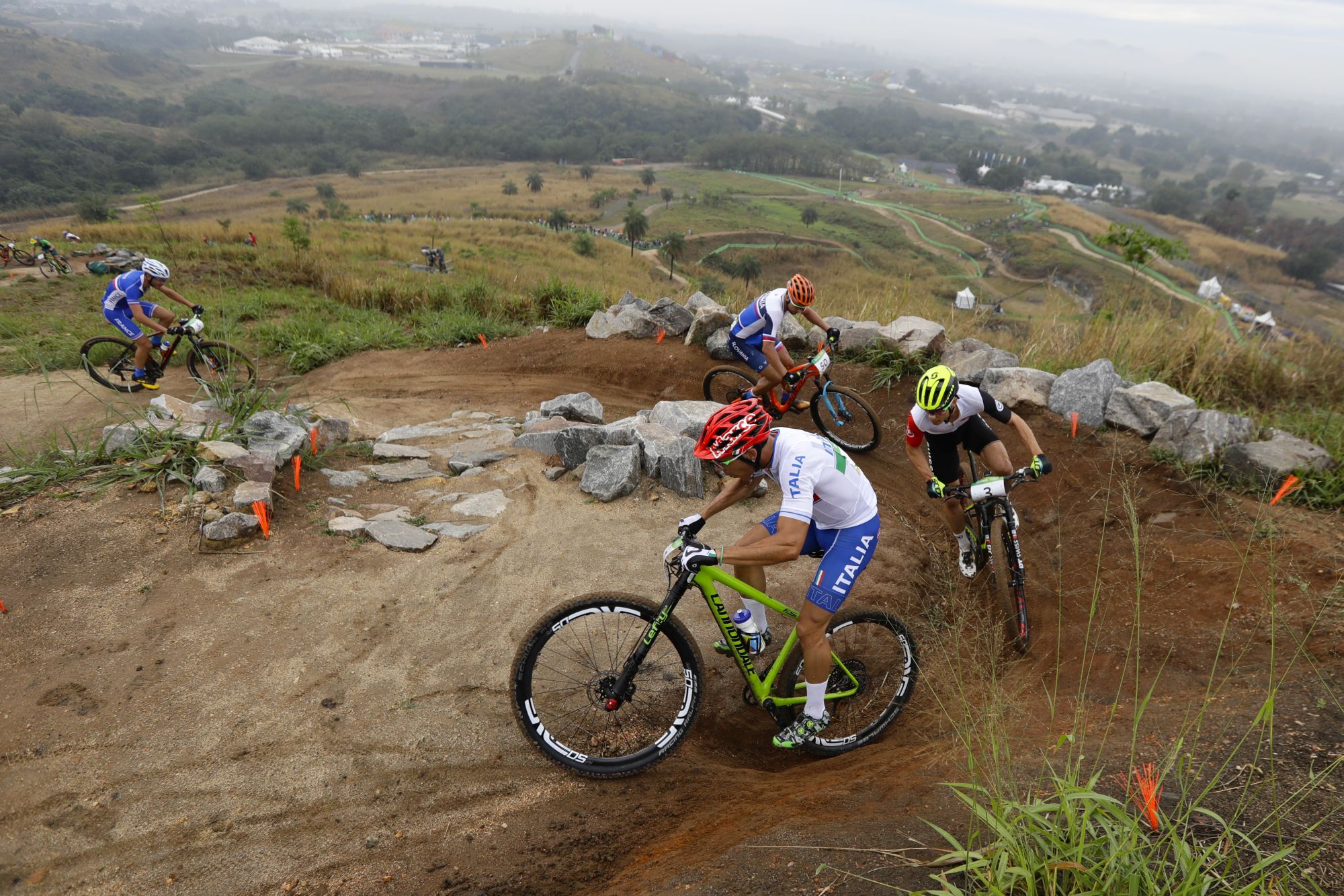 Peter Sagan v úvode pretekov (na červenom bicykli).