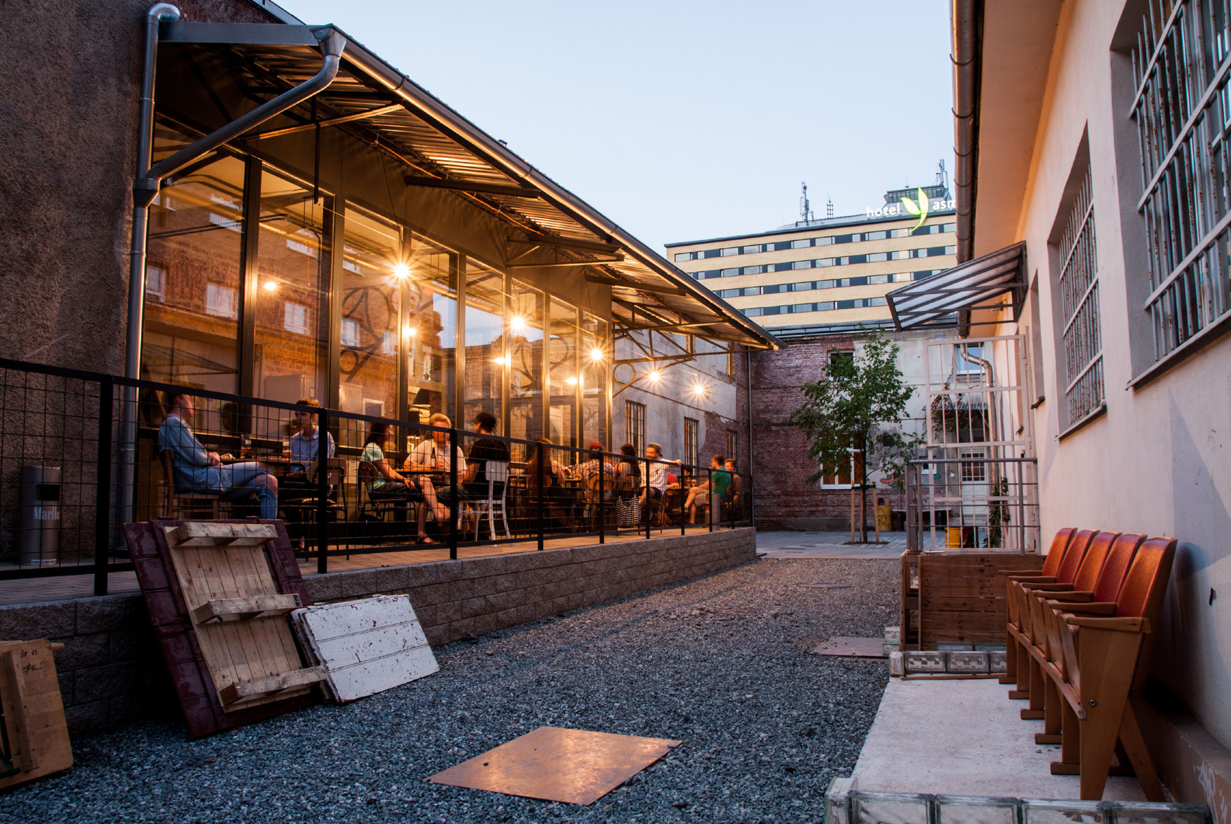 Na Tabačke Kulturfabrik v Košiciach sa podieľali architekti Peter Radkoff, Pavol Pirovitz a Dávid Hutira.