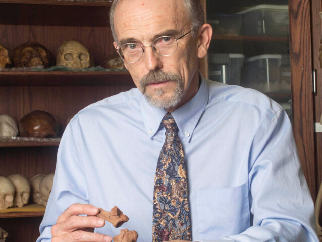Profesor John Kappelman s 3D kosťami Lucy. Fraktúry podľa jeho tímu ukazujú na to, že zomrela po páde zo stromu.