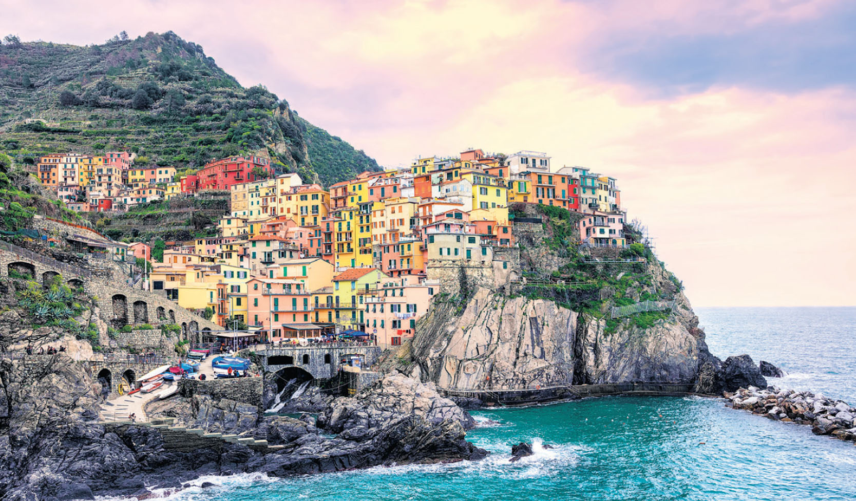 Talianske mestečko Manarola pri Stredozemnom mori v oblasti Cinque Terra je tak preplnené turistami, že miestni obyvatelia sú z toho až nešťastní.