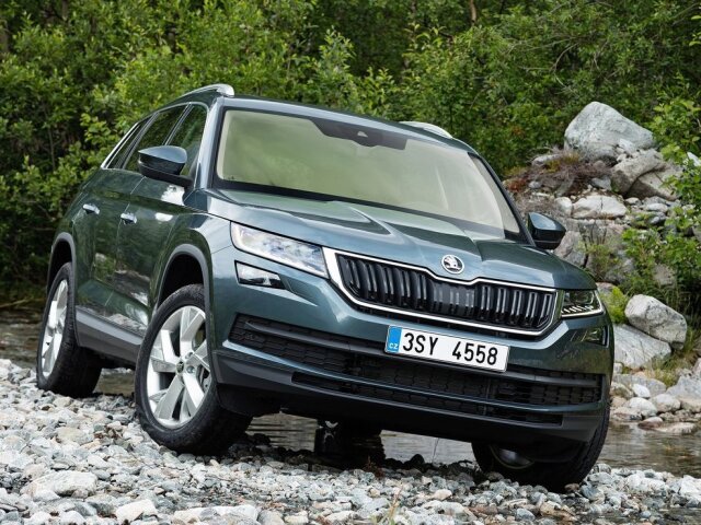 Kodiaq prináša typickú prednú masku s centrálnym „zubom“, ale tentoraz lemovanú dvojitými svetlami. Predná kapota siaha podobne ako pri Superbe až do blatníkov.