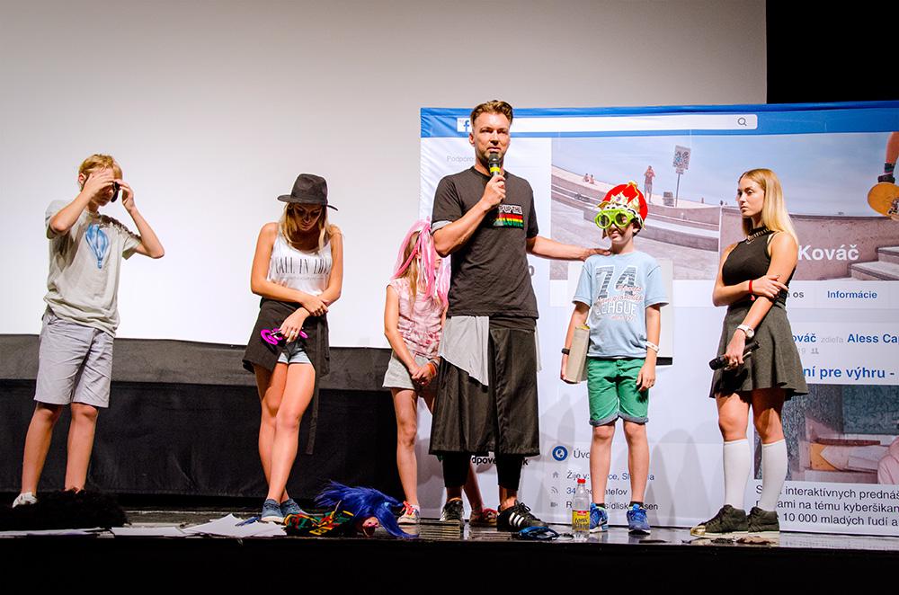 Miro Drobný a Aless spolumoderujú interaktívnu prednášku s audiovizuálnymi a hudobnými prvkami na tému kyberšikanovanie.