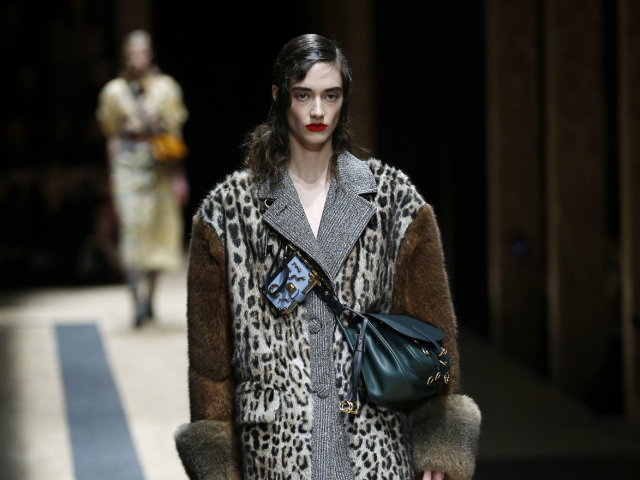 Modelka na prehliadke Prada - jeseň-zima 2016/2017.