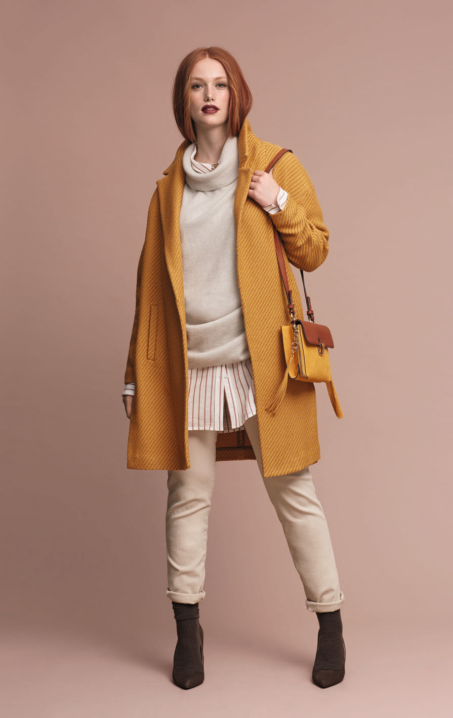Farby na kabátoch patria medzi horúce trendy jesene - na snímke model Violetta by Mango.