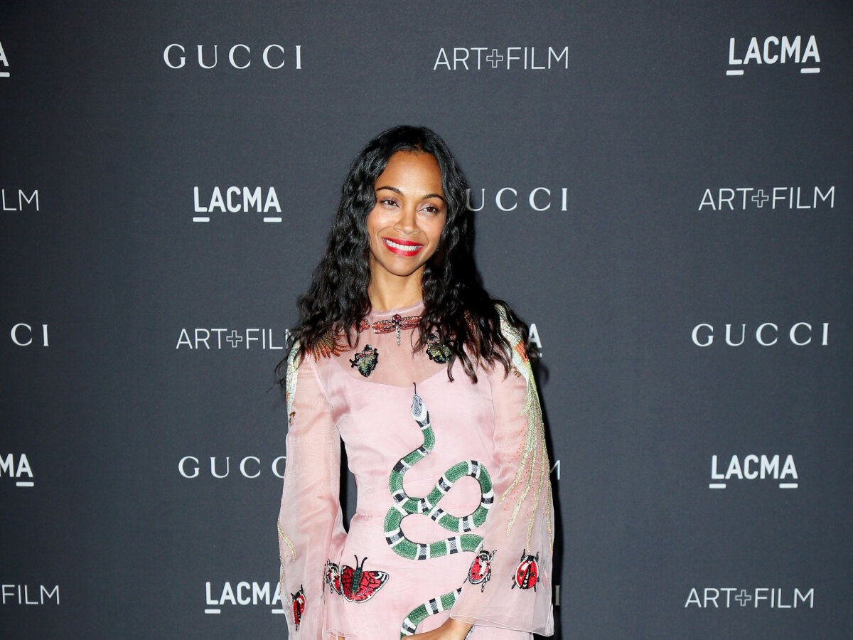 Herečka Zoe Saldana v kreácii Gucci. 