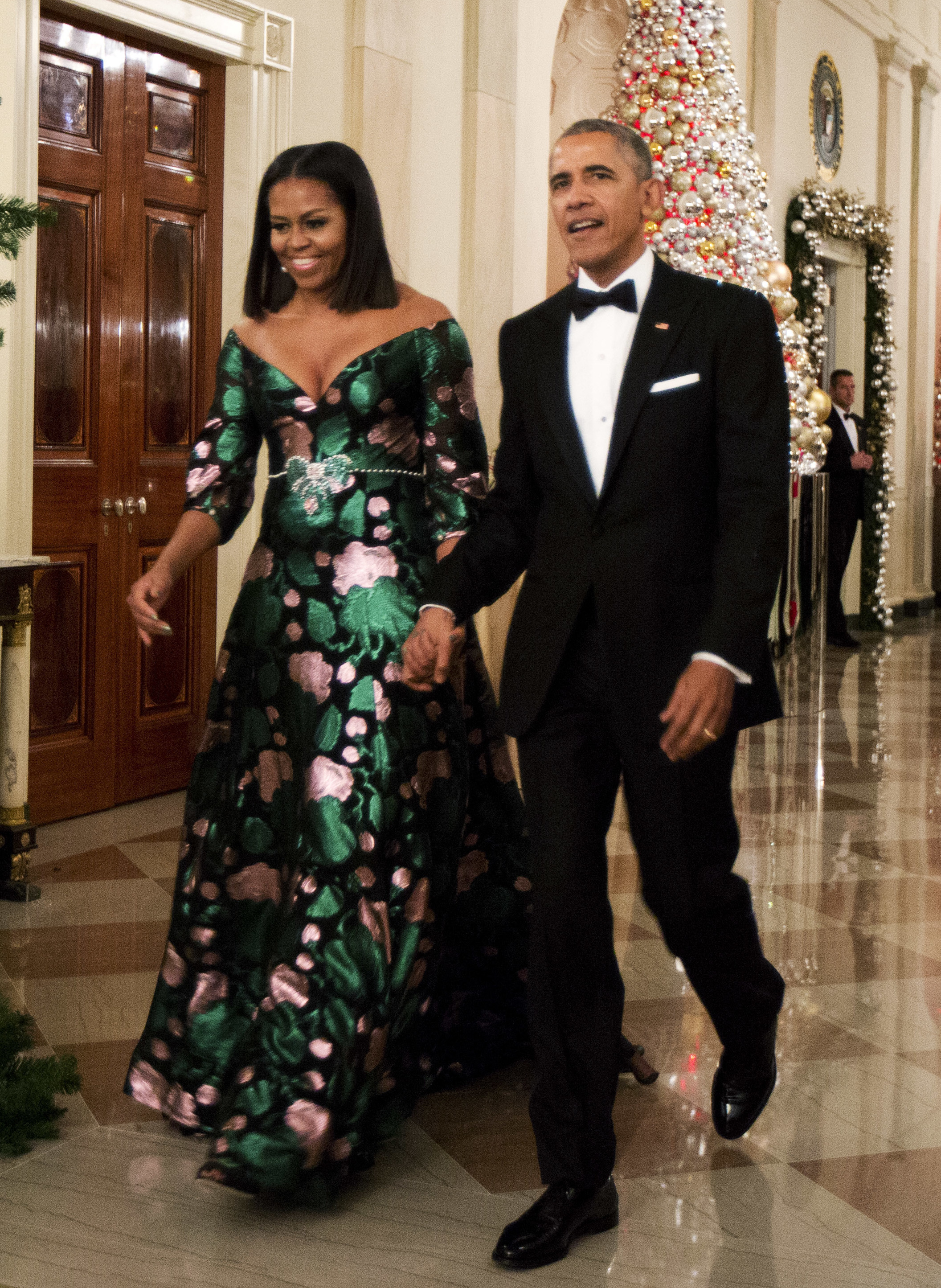 Americký prezident Barack Obama a prvá dáma Michelle Obamová prichádzajú na podujatie Kennedyho centra vo Washingtone.