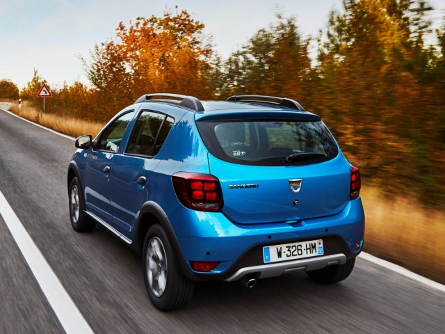 Sandero Stepway deklaruje svoju osobitú pozíciu chrómovými prvkami v maske a úplne odlišným nárazníkom s plastovou ochranou spodných častí.