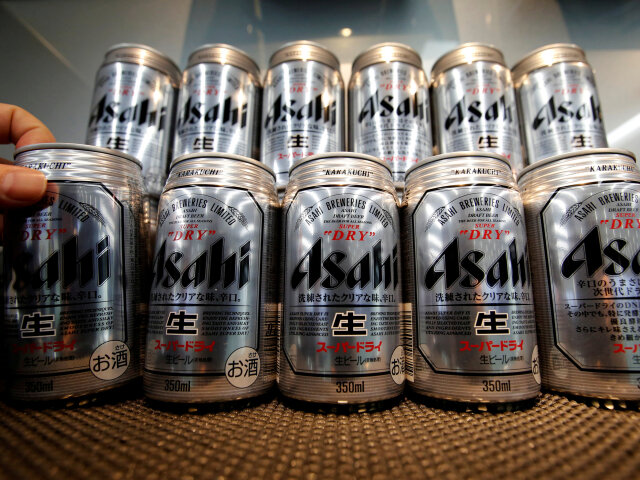Japonci v Česku už roky varia pivo Asahi Super Dry. Kontrolu by mali získať aj nad značkami ako Plzeň či pivami, ktoré sa varia vo Veľkom Šariši.