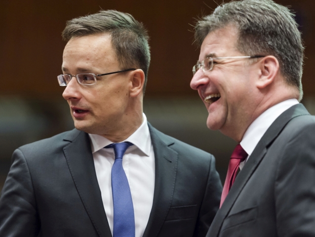Veľa práce s prípravou a priebehom predsedníctva mal minister zahraničných vecí Miroslav Lajčák. Na snímke z rokovania v Bruseli je s maďarským šéfom diplomacie Pétrom Szijjártóm.