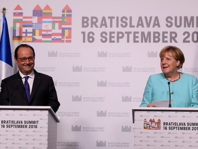 V polovici septembra rokovali európski lídri v Bratislave o budúcnosti EÚ už bez Británie, ktorá si vybrala odchod z únie. Na snímke sú francúzsky prezident François Hollande a nemecká kancelárka Angela Merkelová.