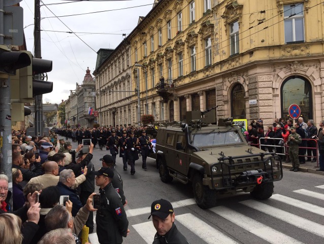 S prezidentom sa v uliciach Bratislavy lúčili tisíce ľudí.