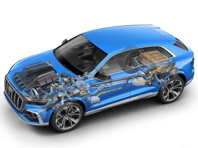 Plug-in hybridná sústava spája benzínový 6-valec 3,0 TFSI s elektromotorom v 8-stupňovej prevodovke Tiptronic. Celkový výstup je 330 kW a 700 Nm.