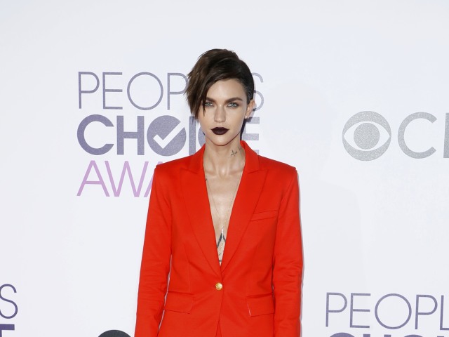 Modelka a herečka Ruby Rose v nohavicovom kostýme Veronica Beard.