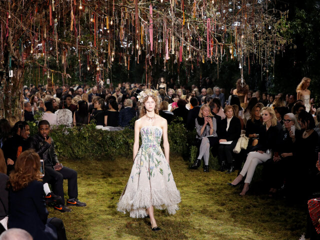 Modelka na prehliadke Christian Dior Haute Couture - jar-leto 2017.