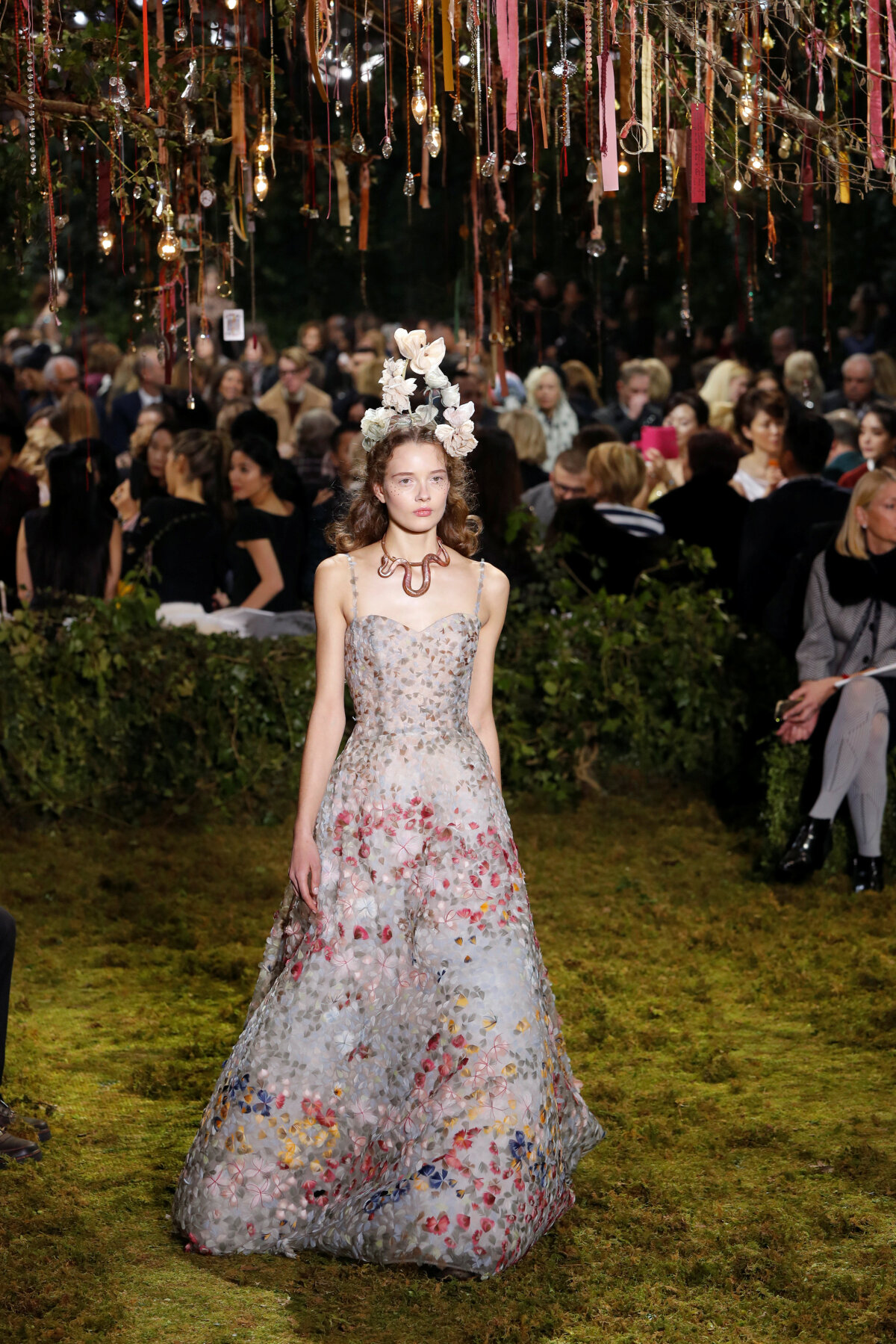 Modelka na prehliadke Christian Dior Haute Couture - jar-leto 2017.