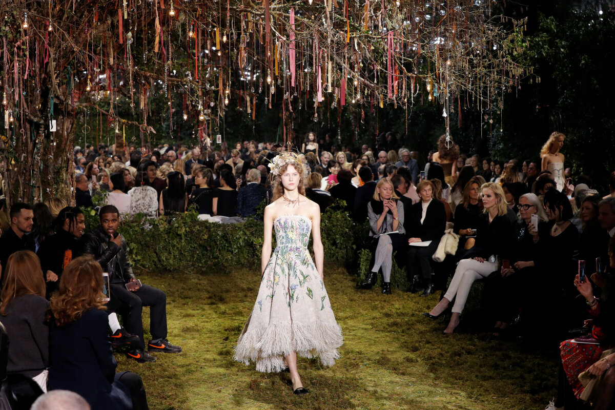 Modelka na prehliadke Christian Dior Haute Couture - jar-leto 2017.