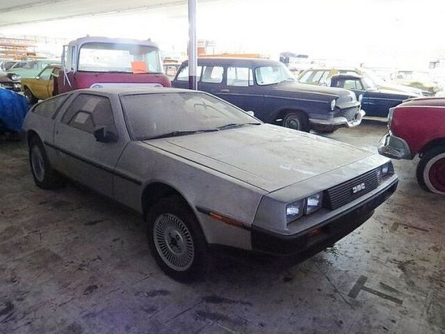 V zbierke je aj niekoľko mladších modelov. Napríklad Porsche 928 alebo tento nádherný britský DeLorean s antikorovou karosériou.