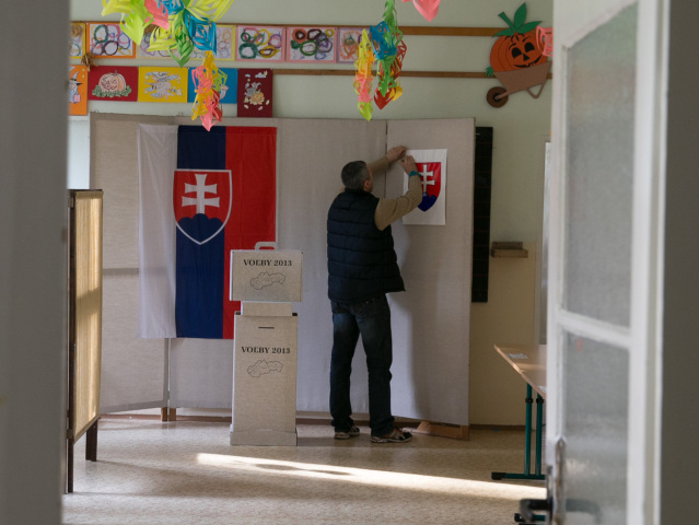 voľby, volebná miestnosť,