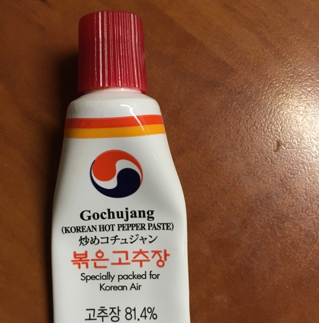 Gočujang. Štipľavú paprikovú pastu používali Kórejčania oveľa skôr, ako jazyk prvého Európana ochutnal čili. Minibalenie pre pasažierov Korean Air.