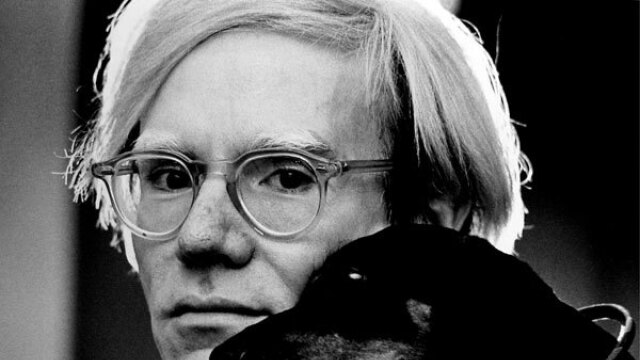 Andy Warhol pózuje so svojím psom Archiem (1973).