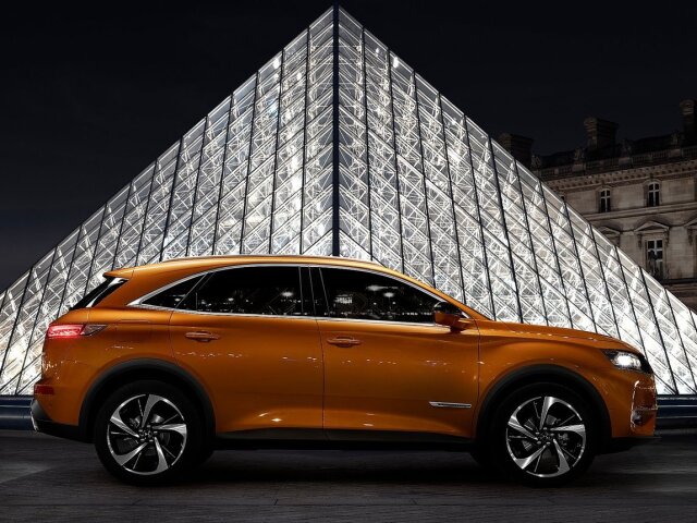 Dĺžkou 4 570 mm DS 7 Crossback zapadá  do strednej triedy módnych prémiových crosssoverov.