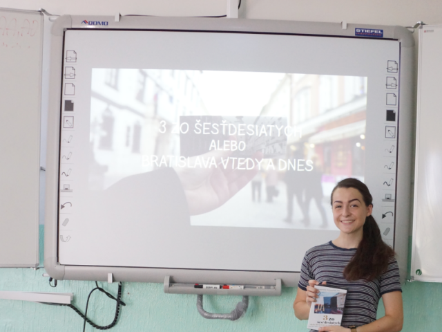 Daniela Sláviková počas prezentácie dokumentu 3 zo šesťdesiatych alebo Bratislava vtedy a dnes.