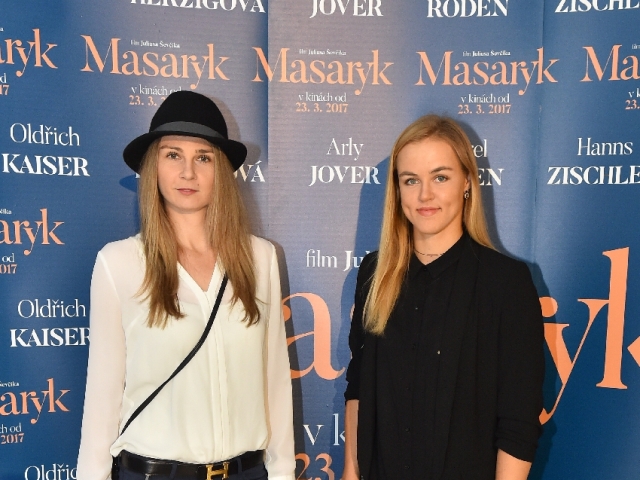 Magdaléna Rybáriková (vľavo) a Karolína Schmiedlová
