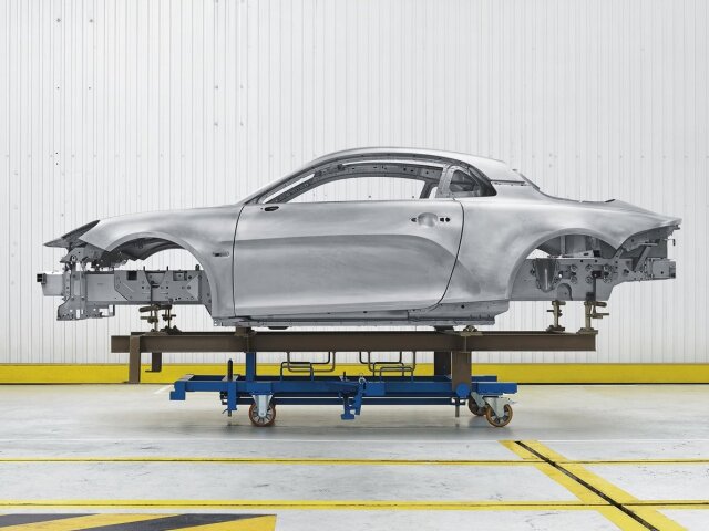 Celá karoséria aj podvozok sú vyrobené z hliníka. Aj vďaka tomu má Alpine A110 hmotnosť len 1 080 kg, ktorá stojí za jeho špičkovými výkonmi.