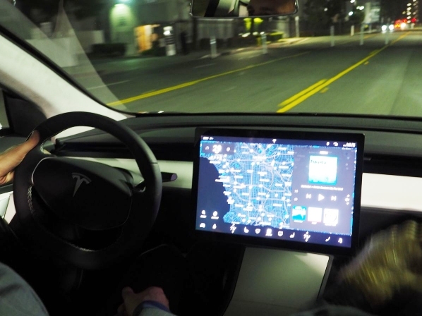 Tesla už dávno účtuje zákazníkom poplatky za rozšírené funkcie jej autopilota. Na podobný recept chcú prejsť aj ostatní.