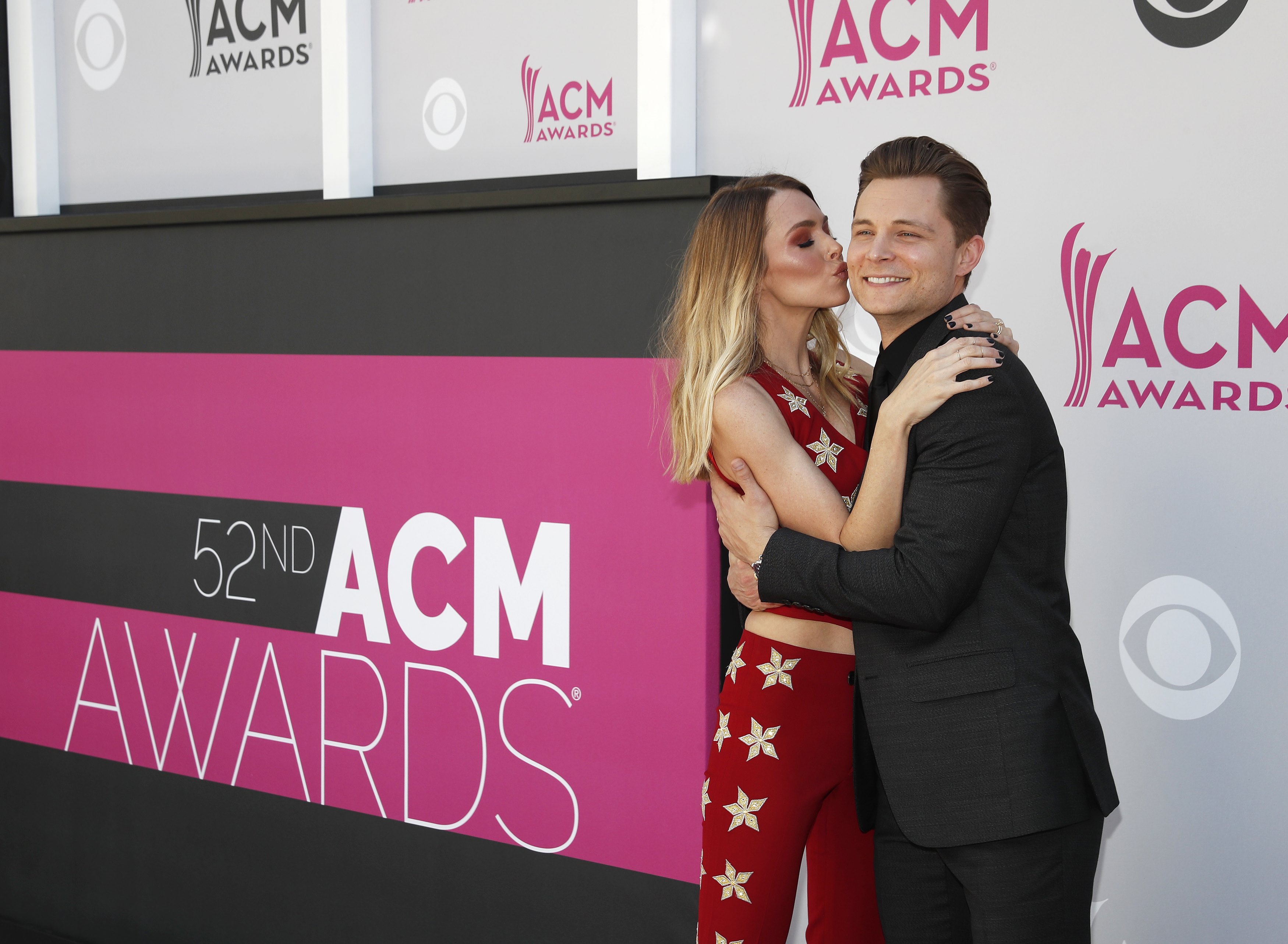 Udeľovanie Country Music Awards v Los Angeles - spevák  Frankie Ballard a Christina Murphy.