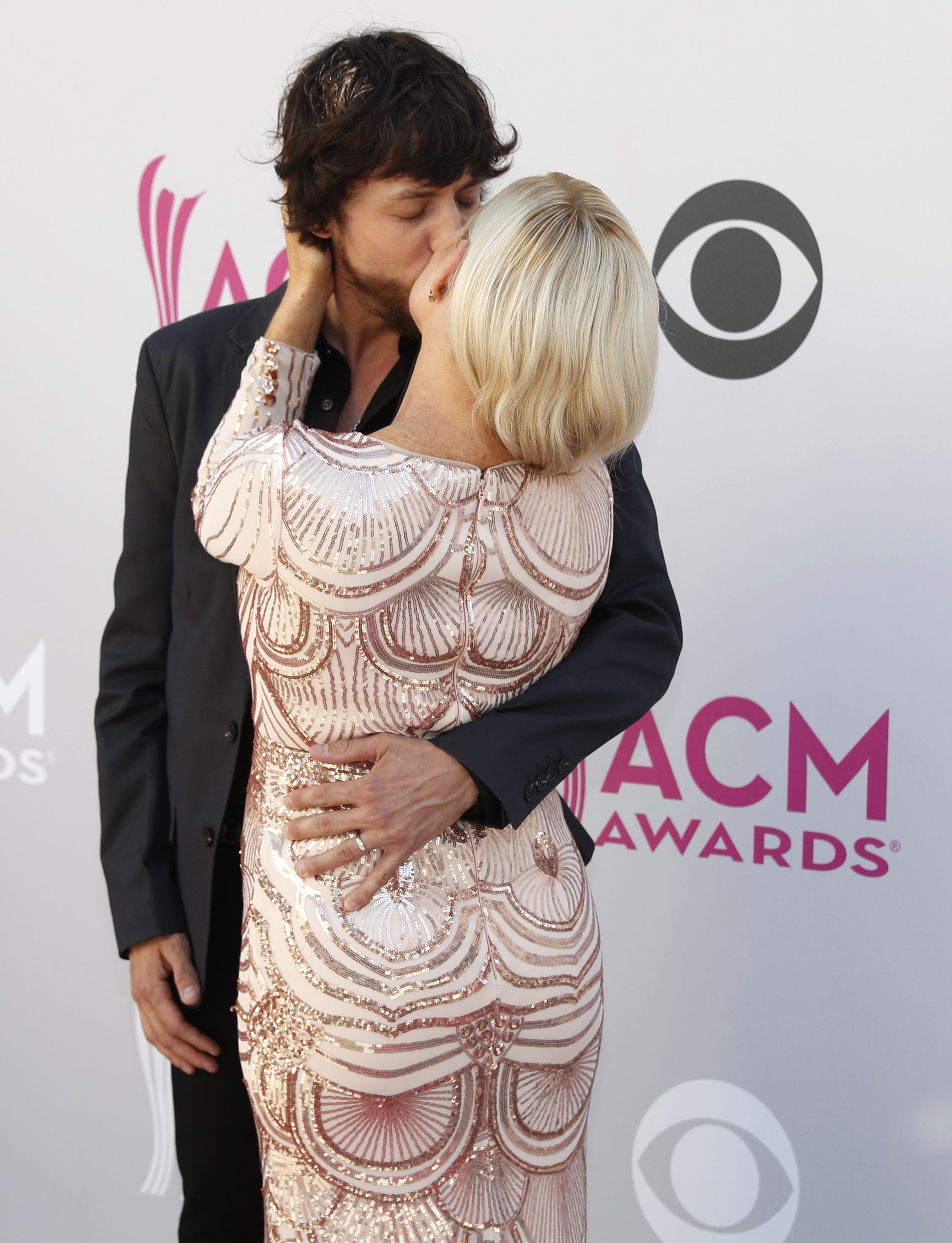 Udeľovanie Country Music Awards v Los Angeles - spevák  Chris Janson a jeho manželka Kelly Lynn.