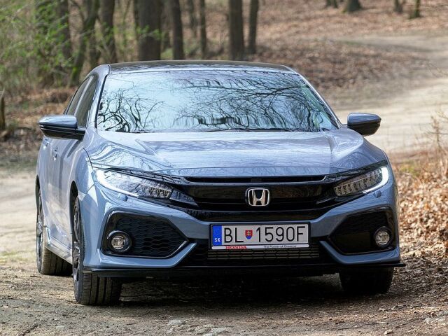 Civic možno už nie je „UFO“, tak ako posledné dve generácie, ale z radu rozhodne vytŕča. Verzia Sport Plus pôsobí, akoby vyšla z dielne tunerov. V sérii má full-LED svetlá.