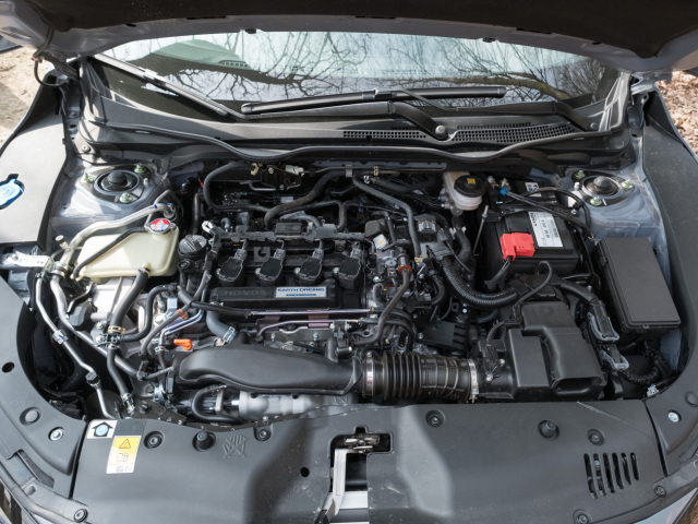 Preplňovaný 4-valec 1,5 VTEC Turbo má nadštandardných 134 kW a 240 Nm krútiaceho momentu. Ale tiež drsnejší prejav. Za svoje služby si pri ekonomickej jazde nemusí pýtať viac ako sedem litrov benzínu.