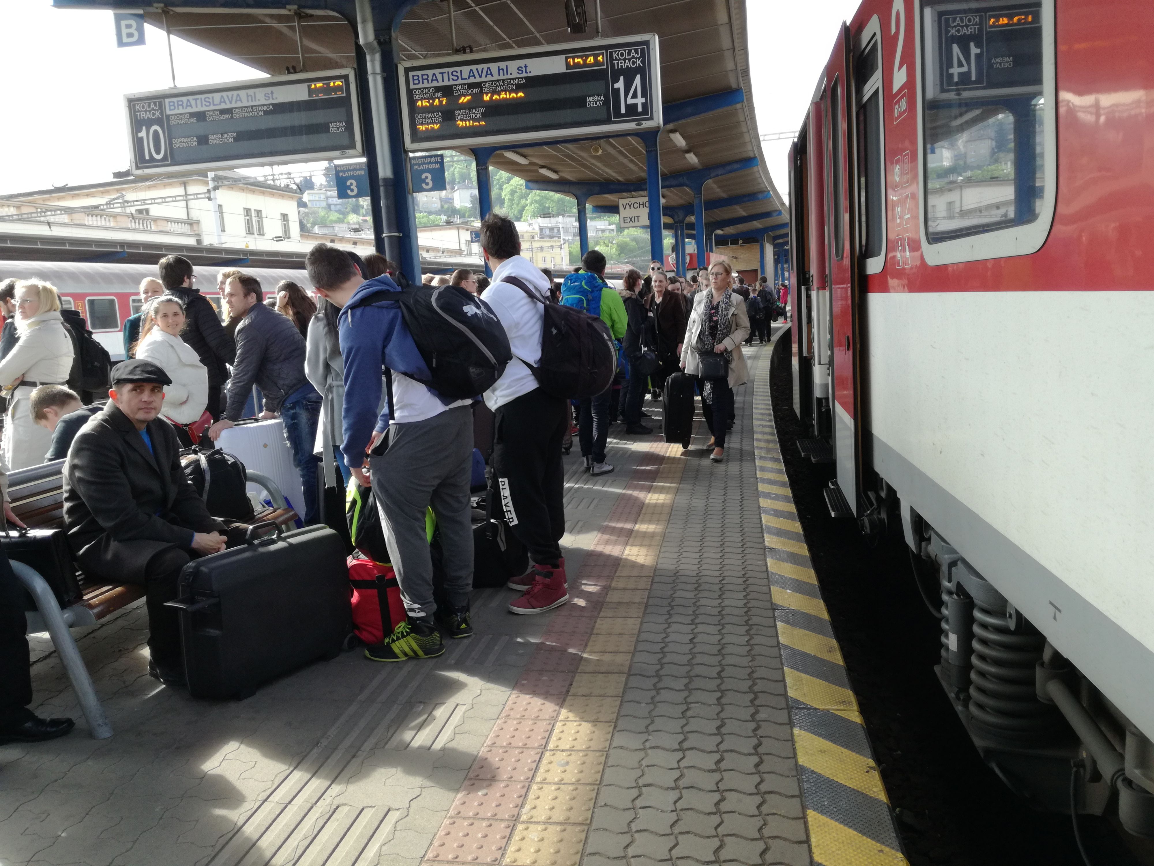 Podľa ZSSK boli v stredu takmer vypredané aj niektoré rýchliky smerom z Bratislavy na východ. Cestujúcim, ktorí chcú z Bratislavy na východ vyraziť vlakom vo štvrtok a v piatok, sa oplatí prísť na stanicu v predstihu.