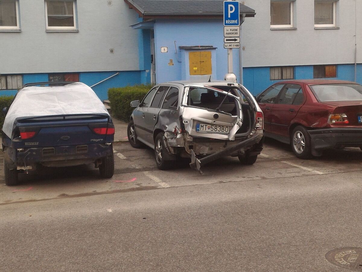 autá, autonehoda, nabúrané autá, zničené autá, 